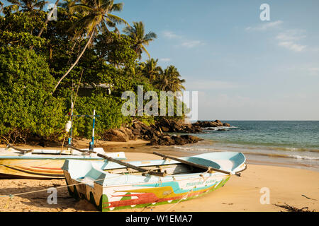 Fischerboote auf Devinuwara Strand, Dondra, South Coast, Sri Lanka, Asien Stockfoto