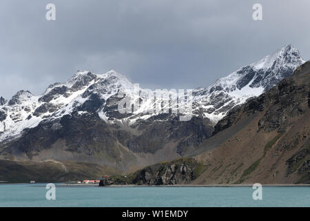 King Edward Point Research Station am Fuße des schneebedeckten Allardyce, South Georgia, Polargebiete Stockfoto