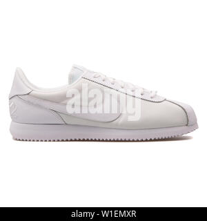 Wien, Österreich - 30 August 2017: Nike Cortez Basic QS 1972 weiße Sneaker auf weißem Hintergrund. Stockfoto