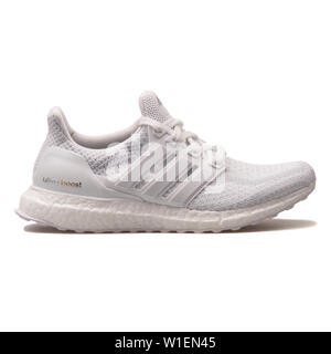 Wien, Österreich - 30 August 2017: Adidas Ultraboost weiße Sneaker auf weißem Hintergrund. Stockfoto