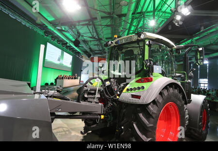 Marktoberdorf, Deutschland. 02 Juli, 2019. Einen Fendt 313 Vario steht neben dem Podium an der Jahrespressekonferenz des Traktorenhersteller AGCO/Fendt. Foto: Karl-Josef Hildenbrand/dpa/Alamy leben Nachrichten Stockfoto