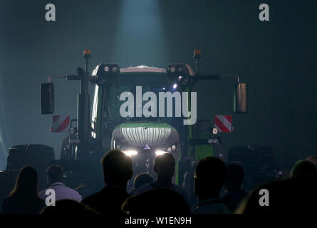 Marktoberdorf, Deutschland. 02 Juli, 2019. Journalisten folgen die Darstellung der Fendt 942 Vario auf der Bilanzpressekonferenz der Traktorenhersteller AGCO/Fendt. Foto: Karl-Josef Hildenbrand/dpa/Alamy leben Nachrichten Stockfoto