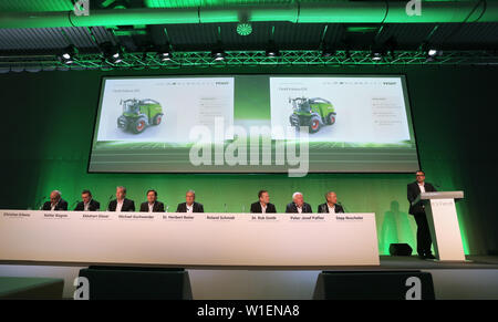 Marktoberdorf, Deutschland. 02 Juli, 2019. Roland Schmidt, Leiter Marketing bei AGCO/Fendt, spricht bei der jährlichen Pressekonferenz des Herstellers der Zugmaschine. Foto: Karl-Josef Hildenbrand/dpa/Alamy leben Nachrichten Stockfoto