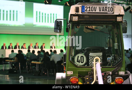 Marktoberdorf, Deutschland. 02 Juli, 2019. Ein Fendt 210 V Vario steht neben dem Podium an der Jahrespressekonferenz des Traktorenhersteller AGCO/Fendt. Foto: Karl-Josef Hildenbrand/dpa/Alamy leben Nachrichten Stockfoto