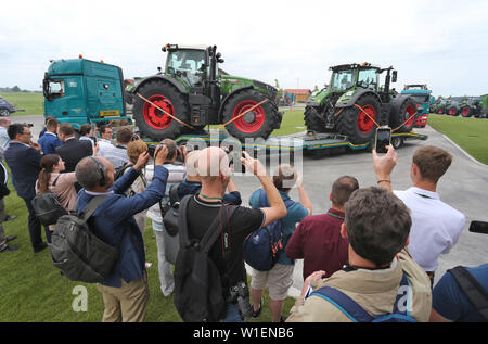 Marktoberdorf, Deutschland. 02 Juli, 2019. Journalisten folgen Sie den Beginn der Auslieferung der neuen Modelle der Traktorenhersteller AGCO/Fendt auf seiner Jahrespressekonferenz. Foto: Karl-Josef Hildenbrand/dpa/Alamy leben Nachrichten Stockfoto