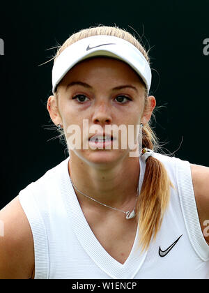 Katie Swan in Aktion an Tag zwei der Wimbledon Championships in der All England Lawn Tennis und Croquet Club, London. Stockfoto