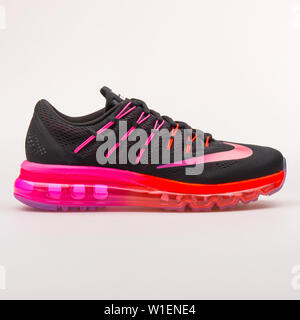 Wien Osterreich 30 August 2017 Nike Air Max 2016 schwarz rot und pink Sneaker auf weiBem Hintergrund Stockfotografie Alamy