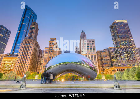 CHICAGO - Illinois: 12. MAI 2018: Touristen besuchen Cloud Gate in Millennium Park in den späten Abend. Stockfoto
