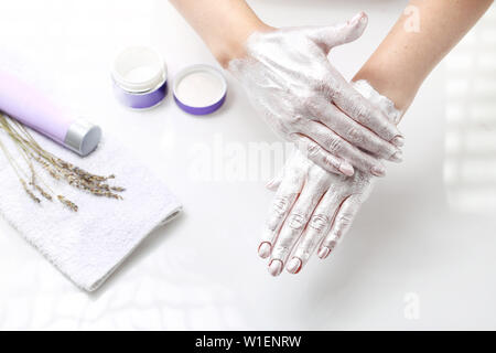 Hand kümmert, Silber feuchtigkeitsspendende Maske. Home Care Behandlungen Stockfoto