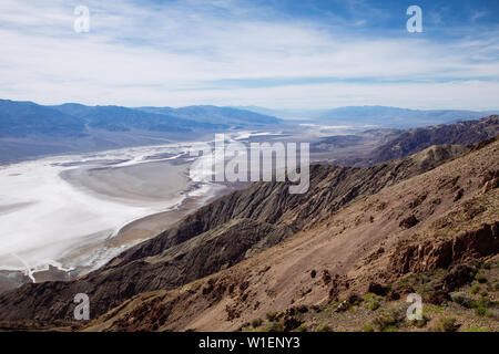 Devil's Golf Course und Badwater Basin Salt Flat from Dante's View Observation Point, Death Valley National Park, California, USA Stockfoto