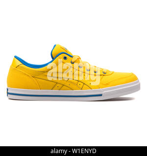 Wien, Österreich - 10 August 2017: Asics sneaker Aaron Gelb auf weißem Hintergrund. Stockfoto