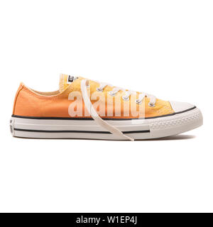 Wien, Österreich - 10 August 2017: Converse Chuck Taylor All Star Ox Cactus Bloss gelb und orange Sneaker auf weißem Hintergrund. Stockfoto