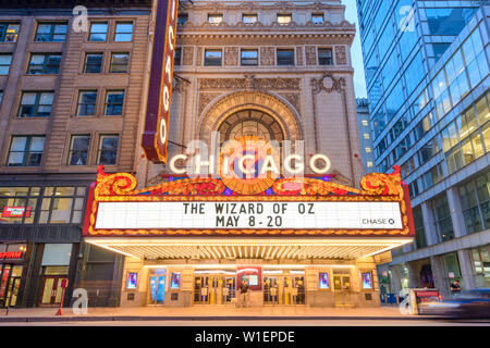 CHICAGO, Illinois - 10. MAI 2018: Das Wahrzeichen von Chicago Theater an der State Street in der Dämmerung. Die historische Theater stammt aus dem Jahre 1921. Stockfoto