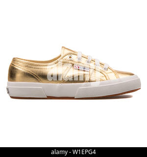 Wien, Österreich - 10 August 2017: Cotmetu gold Superga Sneaker auf weißem Hintergrund. Stockfoto