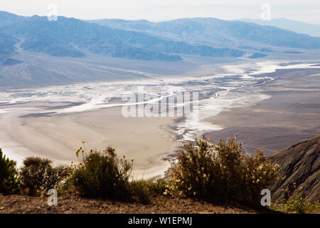 Devil's Golf Course und Badwater Basin Salt Flat from Dante's View Observation Point, Death Valley National Park, California, USA Stockfoto