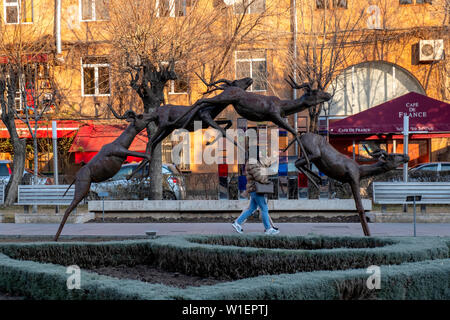 Moderne Kunst Statue in der Nähe der Eriwan Cascade, eine riesige Treppe in Eriwan, Armenien. Eine der wichtigsten Sehenswürdigkeiten in Eriwan im Jahr 1980 abgeschlossen Stockfoto