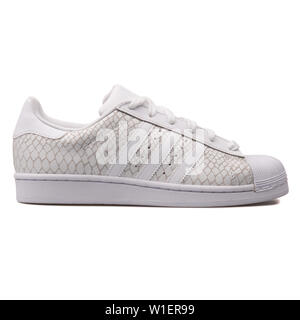Wien, Österreich - 10 August 2017: adidas Superstar weiß Sneaker auf weißem Hintergrund. Stockfoto