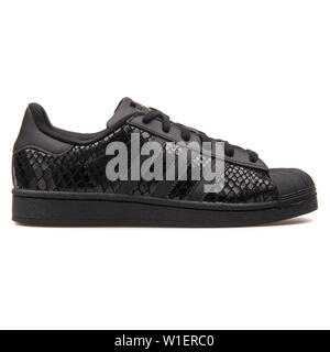 Wien, Österreich - 10 August 2017: adidas Superstar Sneaker schwarz auf weißem Hintergrund. Stockfoto