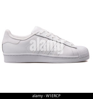 Wien, Österreich - 10 August 2017: adidas Superstar weiß Sneaker auf weißem Hintergrund. Stockfoto