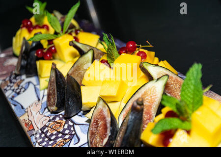 Eine erstaunliche Frucht Salat von Mango und Passionsfrucht, serviert auf einem funky Skate Board Deck Stockfoto