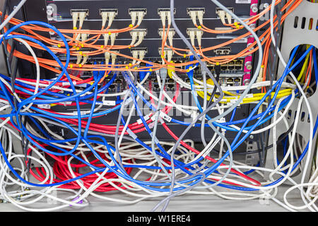 Bangkok Thailand: - Juni 25, 2019: - Kabel-Netzwerk im Serverraum Kabelsalat von Schlecht verlegtes Kabel Konzept organisierten Verkabelung im Serverraum Stockfoto