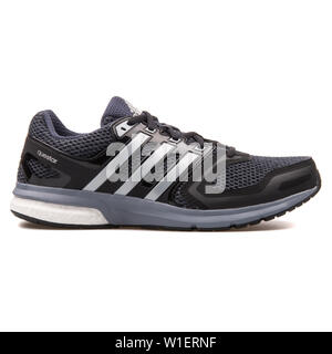 Wien, Österreich - 10 August 2017: Adidas Sneaker Questar schwarz auf weißem Hintergrund. Stockfoto