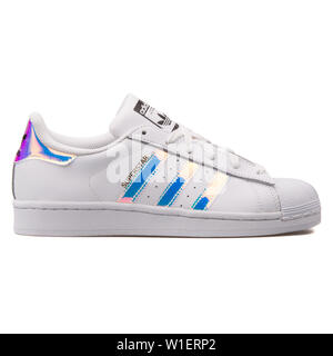Wien, Österreich - 10 August 2017: adidas Superstar weiß Sneaker auf weißem Hintergrund. Stockfoto