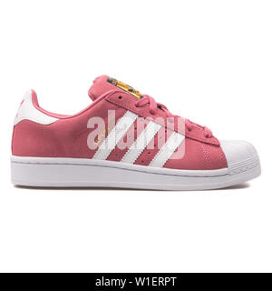 Wien, Österreich - 10 August 2017: adidas Superstar pink Sneaker auf weißem Hintergrund. Stockfoto