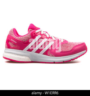Wien, Österreich - 10 August 2017: Adidas Questar pink Sneaker auf weißem Hintergrund. Stockfoto