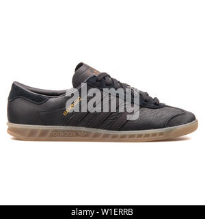 Wien, Österreich - 10 August 2017: Adidas Sneaker Hamburg schwarz auf weißem Hintergrund. Stockfoto