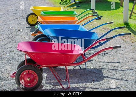 Schubkarre Karren bunten Material auf dem Boden. Stockfoto