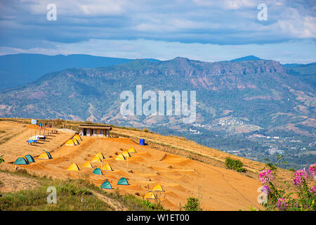 Zelte für Touristen auf dem Berg im Khao Kho von phetchabun in Thailand. Stockfoto