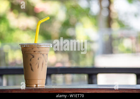 Eiskaffee in einem Glas auf den Tisch. Stockfoto
