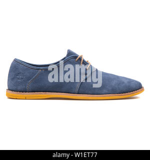 Wien, Österreich - 10 August 2017: Timberland Revenia Suede Oxford Blue Sneaker auf weißem Hintergrund. Stockfoto