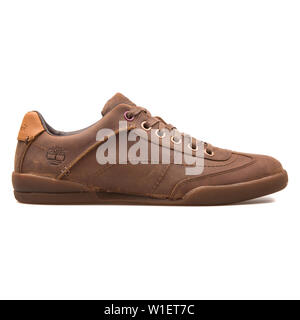 Wien, Österreich - 10 August 2017: Timberland BSO braun Sneaker auf weißem Hintergrund. Stockfoto