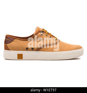 Wien, Österreich - 10 August 2017: Timberland Amherst Oxford braun Sneaker auf weißem Hintergrund. Stockfoto