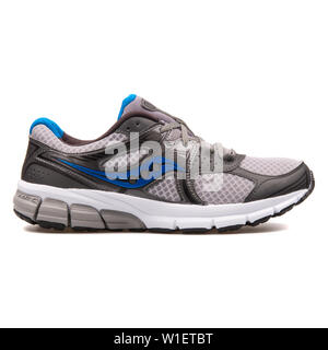 Wien, Österreich - 10 August 2017: saucony Mystic grey Sneaker auf weißem Hintergrund. Stockfoto