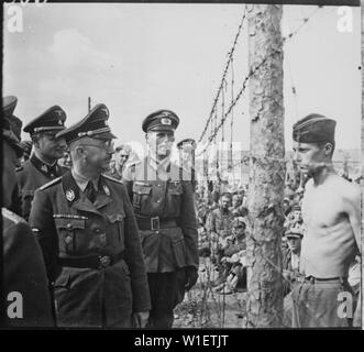 Himmler besichtigt sterben Gefangenenlager in Russland. Heinrich Himmler inspiziert ein Kriegsgefangenenlager in Russland, circa 1941. Heinrich Hoffman Kollektion.; Allgemeine Hinweise: Verwenden Sie Krieg und Konflikt Nummer 1275 bei der Bestellung eine Reproduktion oder Anforderung von Informationen zu diesem Bild. Stockfoto