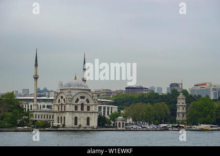 Die Provinz Istanbul, Istanbul/Türkei: 19. April 2016: Der dolmabahçe Moschee auf der Straße von Istanbul Stockfoto