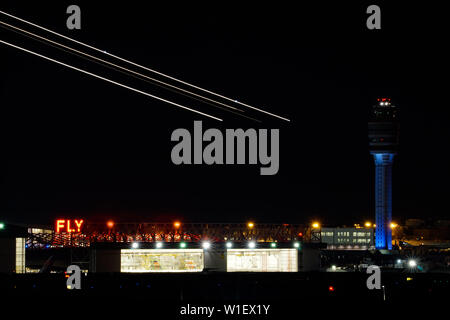 Atlanta, GA/USA: 27. Mai, 2015 - abendliche Aussicht der Atlanta International Airport mit Flugsicherung und Streifen von Flugzeugen, die über Stockfoto