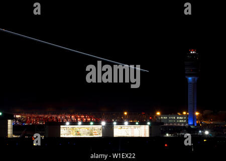 Atlanta, GA/USA: 27. Mai, 2015 - abendliche Aussicht der Atlanta International Airport mit Flugsicherung und Streifen von Flugzeugen, die über Stockfoto