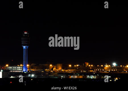 Atlanta, GA/USA: 27. Mai, 2015 - abendliche Aussicht der Atlanta International Airport mit Flugsicherung und Streifen von Flugzeugen, die über Stockfoto