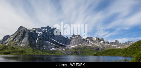 Blick von der Straße nach Nusfjord, Lofoten, Norwegen führt. Stockfoto