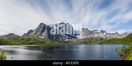 Blick von der Straße nach Nusfjord, Lofoten, Norwegen führt. Stockfoto