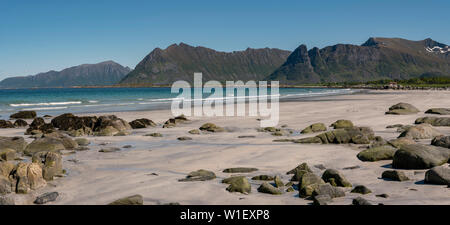 Strand bei Hov Hestegård, Lofoten, Norwegen. Stockfoto