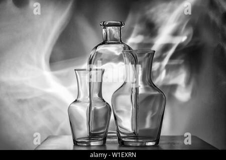 B Stillleben mit Vasen und Flaschen. Grafik Foto, schöne Komposition. Stockfoto
