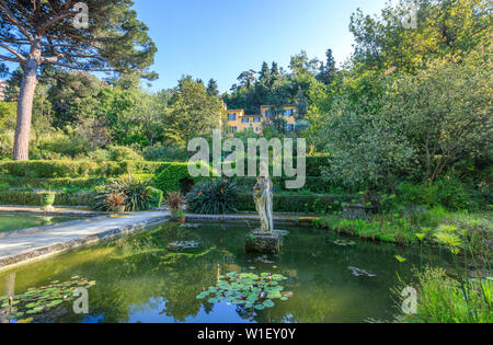 Frankreich, Alpes Maritimes, Menton, Jardin Serre de La Madone (Serre de La Madone Garten), Waschbecken mit Statue und Major Lawrence Johnston villa (obligato Stockfoto