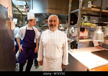 GUY SAVOY IN SEINEM RESTAURANT RUE TROYON PARIS Stockfoto