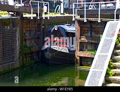 Barge auf Camden Schlösser Stockfoto