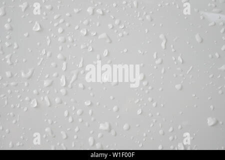 Wassertropfen auf weißem Hintergrund Tropfen Regen am Auto Stockfoto